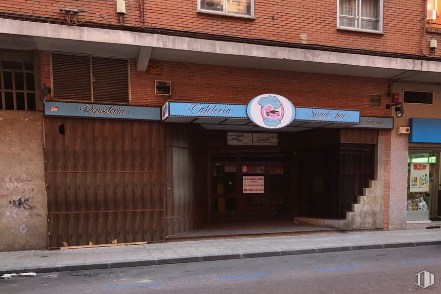 Retail for sale & for rent at Calle Ángel Alcazar, 31, Talavera de la Reina, Toledo, 45600 with window, building, fixture, wood, architecture, brick, neighbourhood, brickwork, road surface and wall around