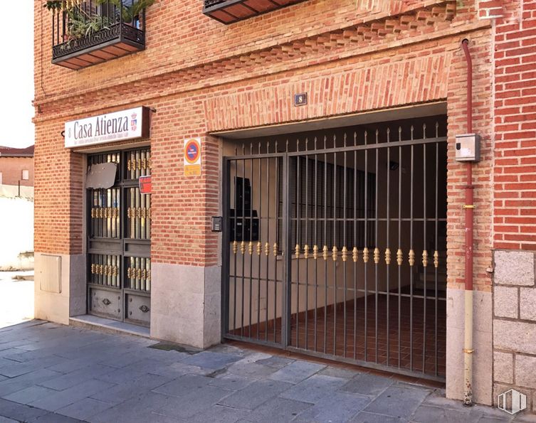 Local en alquiler en Calle de la Libertad, 60, Navalcarnero, Madrid, 28600 con puerta, edificio, madera, albañilería, accesorio, ladrillo, ventana, superficie de carretera, pared y material de construcción alrededor