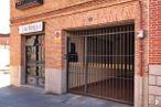 Retail for rent at Calle de la Libertad, 60, Navalcarnero, Madrid, 28600 with door, building, wood, brickwork, fixture, brick, window, road surface, wall and building material around