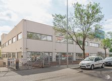 Office for rent at Calle Sofía, 10, Las Rozas de Madrid, Madrid, 28230 with car, facade, architecture, urban design, asphalt, commercial building, mixed-use, parking, headquarters and family car around