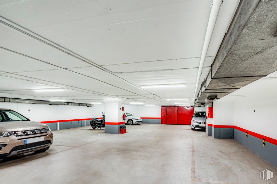 Office for rent at Paseo Castellana, 42, Salamanca, Madrid, 28046 with car, automotive parking light, tire, vehicle, hood, vehicle registration plate, building, automotive lighting, motor vehicle and automotive tire around