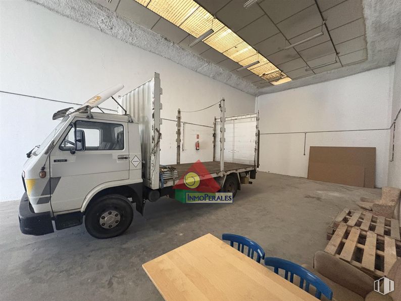 Industrial for rent at Zona Altos del Olivar - El Caracol, Valdemoro, Madrid, 28343 with truck, wheel, tire, table top, commercial vehicle, machine, light commercial vehicle, freight transport and semi-trailer truck around