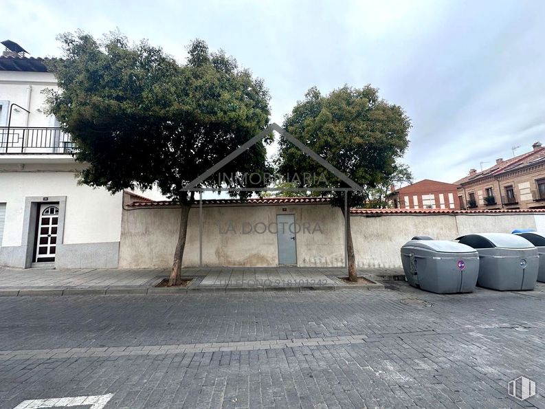 Suelo en venta en Calle Escorial, Navalcarnero, Madrid, 28600 con cielo, edificio, nube, ventana, contenedor de basura, árbol, superficie de la carretera, asfalto, contención de residuos y casa alrededor