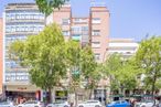 Retail for sale at Calle José Ortega y Gasset, 65, Salamanca, Madrid, 28006 with car, wheel, tire, land vehicle, building, automotive parking light, vehicle, sky, daytime and window around