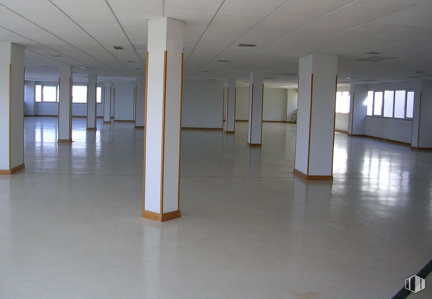 Office for rent at Zona Algete, Algete, Madrid, 28110 with window, fixture, floor, flooring, hall, material property, ceiling, building material, composite material and glass around