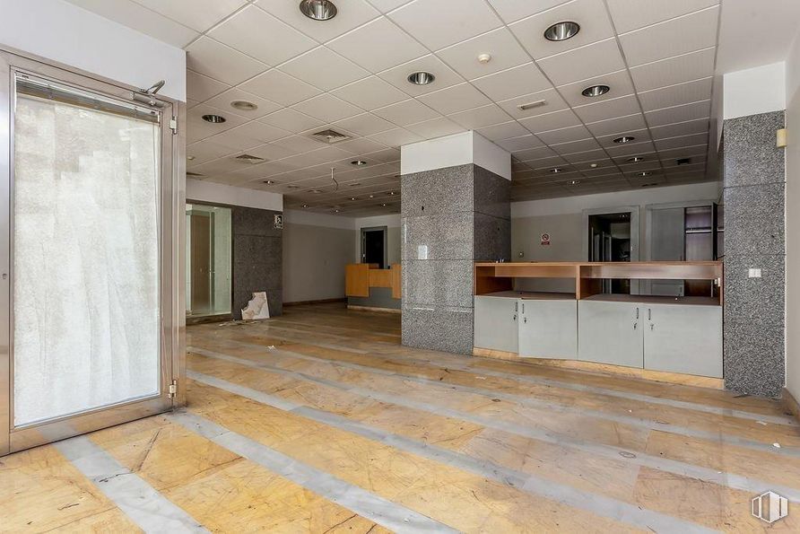 Retail for sale at Plaza Pablo Picasso, Alcobendas, Madrid, 28100 with property, interior design, architecture, hall, fixture, floor, flooring, tile flooring, real estate and ceiling around