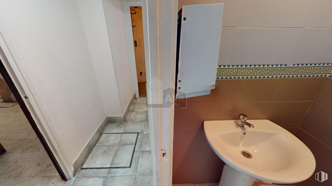 Local en venta en Barrio Prosperidad, Chamartín, Madrid, 28002 con fregadero, accesorios de fontanería, grifo, espejo, lavabo, cuarto de baño, edificio, madera, fluido y accesorio alrededor