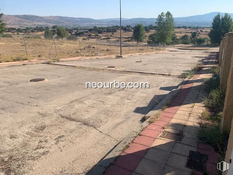 Land for sale at Calle Puente Pasil, El Tiemblo, Ávila, 05270 with sky, plant, tree, road surface, land lot, slope, road, composite material, landscape and asphalt around