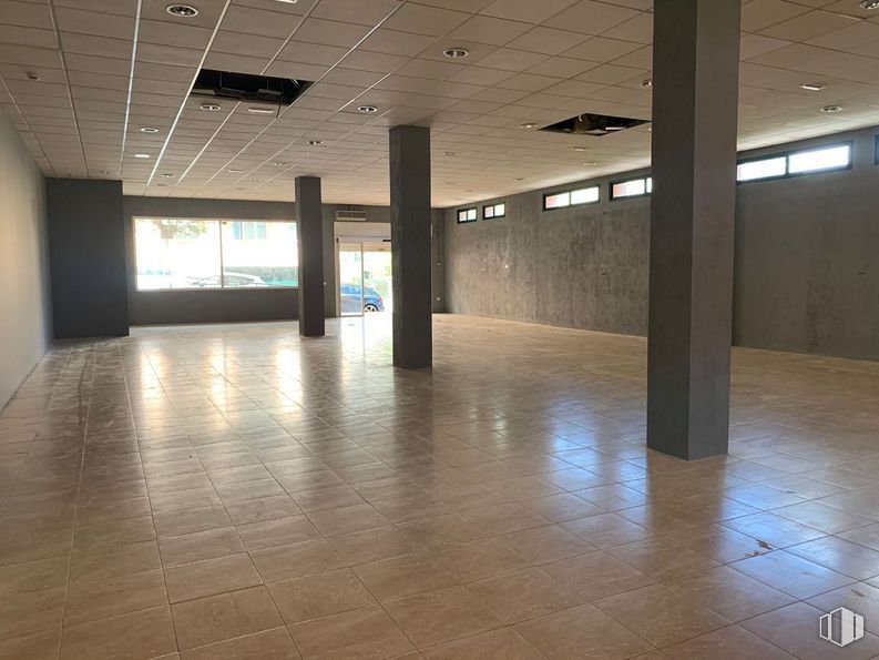 Retail for rent at Zona Las Pozas, San Lorenzo de El Escorial, Madrid, 28200 with fixture, interior design, architecture, hall, floor, flooring, material property, wood, composite material and tile flooring around