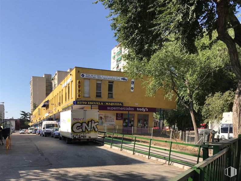 Retail for rent at Calle Escalona, La Latina, Madrid, 28024 with building, truck, sky, wheel, tree, tire, road surface, plant, urban design and vehicle around