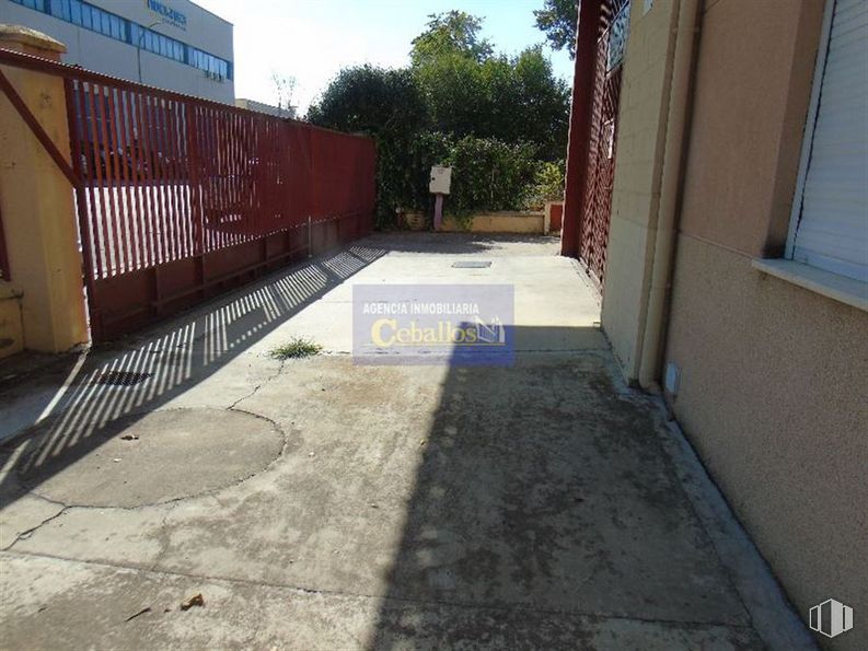 Industrial for sale at Calle Lepanto, Guadalajara, 19004 with asphalt, road surface, sky, tree, plant, fence, sidewalk, brickwork, facade and road around