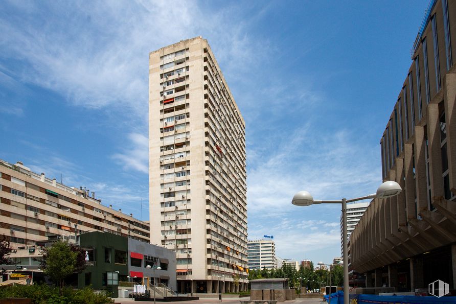 Local en alquiler en Avenida General Perón, 32, Tetuán, Madrid, 28020 con edificio, luz de la calle, nube, cielo, planta, azul, ventana, bloque de torre, diseño urbano y condominio alrededor