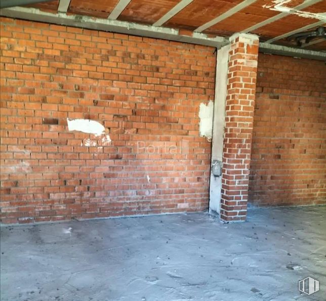 Retail for sale at Calle Rigoberta Menchú, Cuéllar, Segovia, 40200 with wood, brickwork, brick, road surface, architecture, building material, flooring, floor, house and tints and shades around