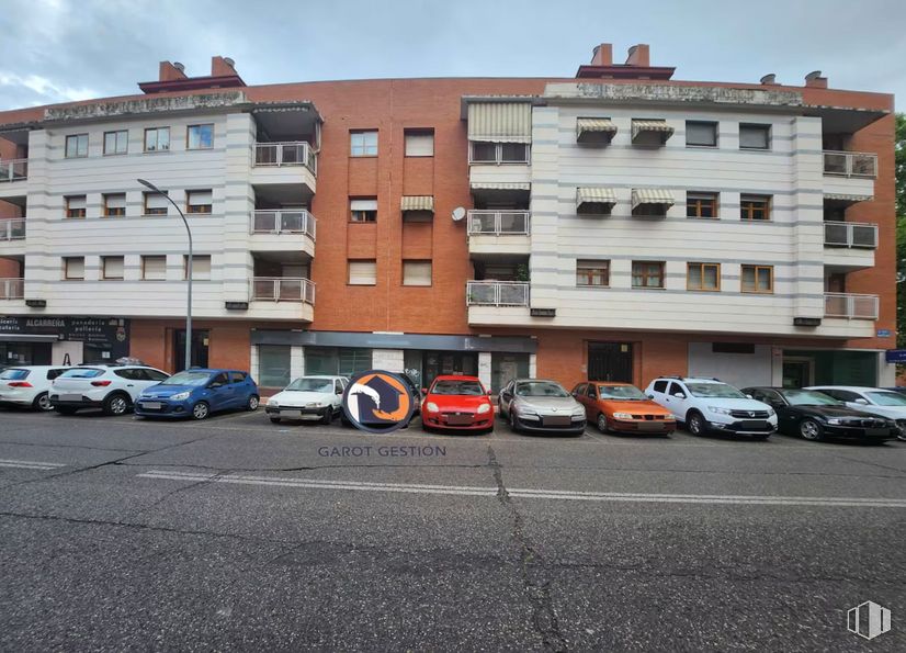 Retail for sale & for rent at Avenida Barcelona, Guadalajara, 19005 with car, automotive parking light, land vehicle, wheel, building, sky, vehicle, window, cloud and tire around