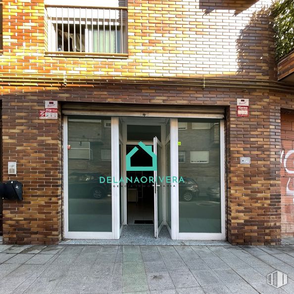 Local en alquiler en Calle Comercio, Galapagar, Madrid, 28260 con ventana, puerta, edificio, accesorio, albañilería, ladrillo, madera, línea, material de construcción y fachada alrededor