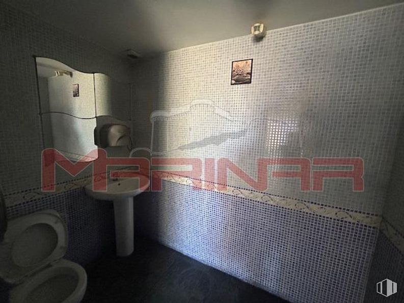 Retail for rent at Centro, Seseña, Toledo, 45223 with toilet, sink, floor, flooring and tile around