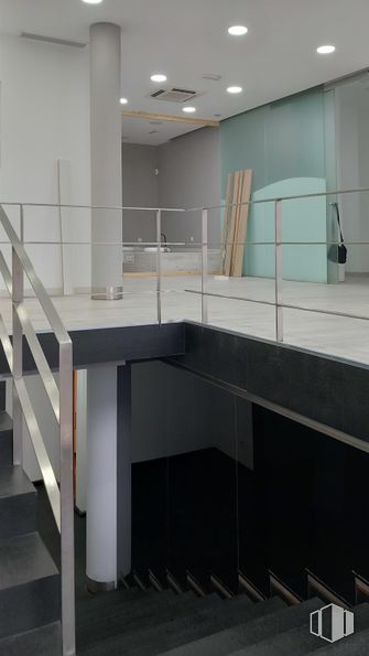 Local en alquiler y venta en Calle Abastos, 94, Aranjuez, Madrid, 28300 con suelos, suelo, interiorismo, techo, vidrio, material compuesto, escaleras, metal, edificio comercial y suelo de baldosas alrededor