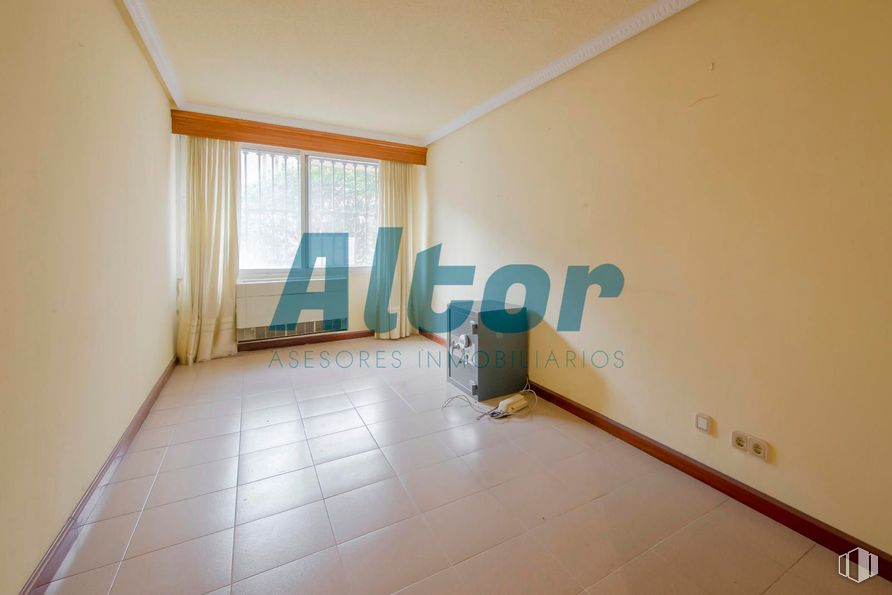 Local en venta en Calle de Alejandro Rodríguez, Tetuán, Madrid, 28039 con apartamento y condominio alrededor