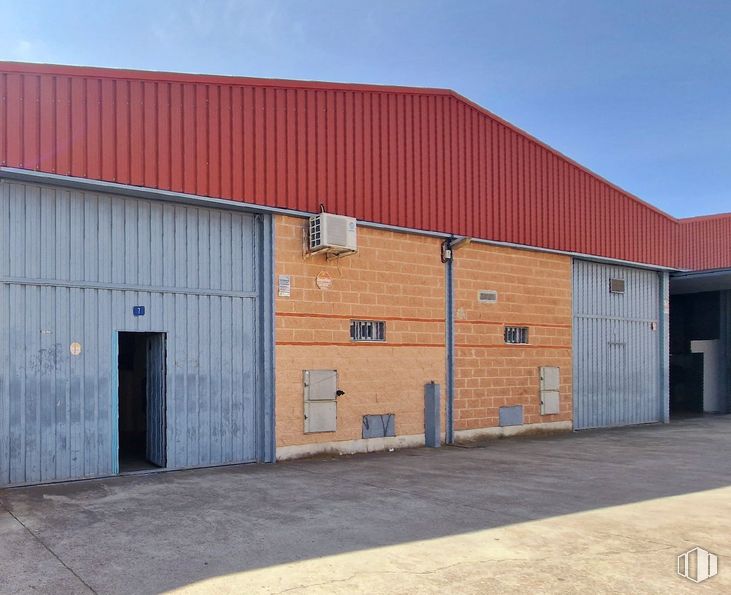 Nave en venta en Zona industrial, Torres de la Alameda, Madrid, 28813 con puerta, edificio, cielo, madera, puerta de garaje, asfalto, accesorio, revestimiento, fachada y ladrillo alrededor