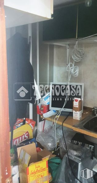 Retail for sale at Calle Presa, San Fernando de Henares, Madrid, 28830 with packaged goods, sink, table, audio equipment, gas, flooring, lamp, machine, automotive design and shelving around