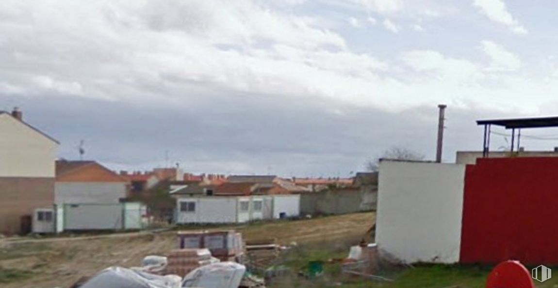 Land for sale at Calle Emperatriz Isabel de Portugal, 1, Fuensalida, Toledo, 45510 with house, cloud, sky, building, fixture, gas, grass, roof, landscape and event around