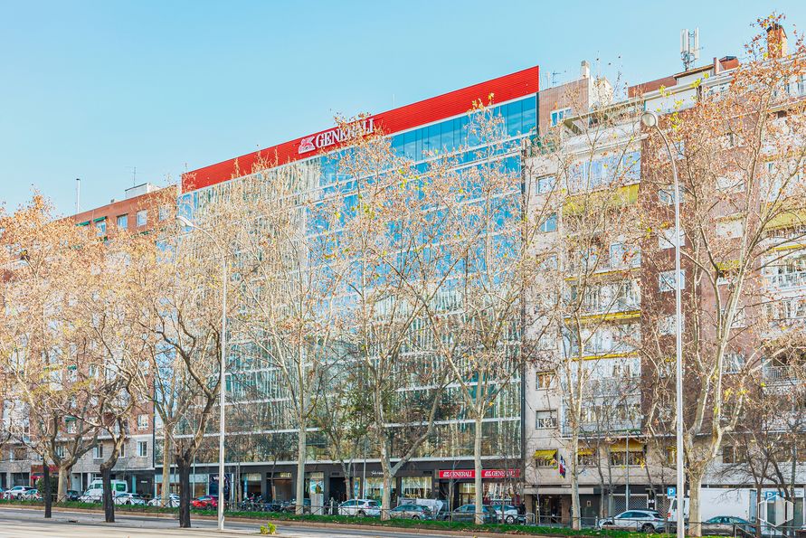 Oficina en alquiler en Paseo Castellana, 130, Chamartín, Madrid, 28046 con edificio, cielo, día, planta, árbol, diseño urbano, bloque de torres, arquitectura, barrio y condominio alrededor