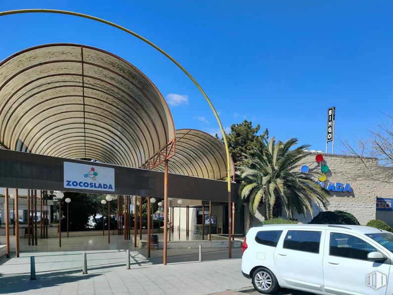 Retail for sale at C.C. Zocoslada, Avenida de España, 23, Coslada, Madrid, 28820 with van, wheel, automotive parking light, land vehicle, car, sky, vehicle, tire, shade and facade around