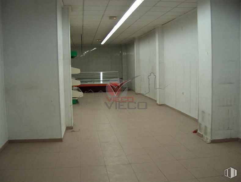 Retail for sale at Zona céntrica, Cuenca, 16004 with building, hall, flooring, floor, wood, ceiling, concrete, hardwood, shelf and shelving around