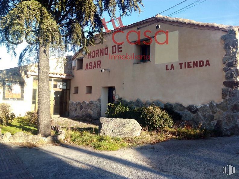 Retail for sale at Carretera Soria, Torrecaballeros, Segovia, 40160 with building, plant, sky, window, blue, fixture, tree, land lot, landscape and residential area around