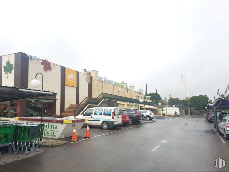 Retail for rent at Centro Comercial Monte Claro, Carretera Majadahonda, KM 2600, Pozuelo de Alarcón, Madrid, 28223 with van, building, sky, automotive parking light, car, land vehicle, wheel, cloud, tire and vehicle around