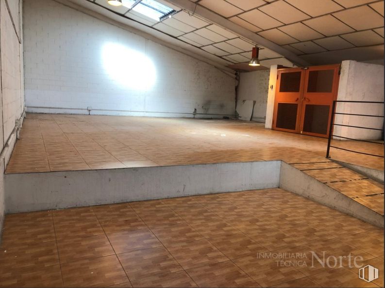 Nave en venta en Polígono Los Nogales, Algete, Madrid, 28119 con ventilador de techo, puerta, propiedad, madera, hall, suelo, suelos, madera dura, casa y techo alrededor