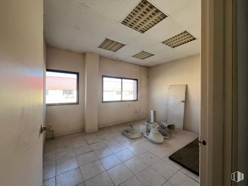 Nave en alquiler y venta en Calle Ossa, 16, Loeches, Madrid, 28890 con ventana, edificio, accesorio, madera, interiorismo, suelo, suelos, inmobiliario, hall y techo alrededor