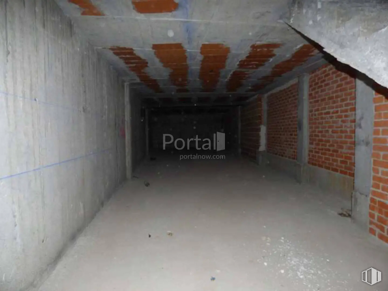 Retail for sale at Calle Jerónimo Gracián, Ávila, 05001 with fixture, floor, building, composite material, building material, concrete, brick, road, ceiling and flooring around