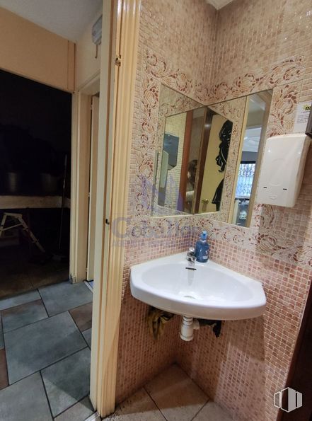 Retail for sale at Calle Ferial, Guadalajara, 19002 with sink, mirror, tap, plumbing fixture, property, bathroom, bathroom sink, wood, purple and interior design around