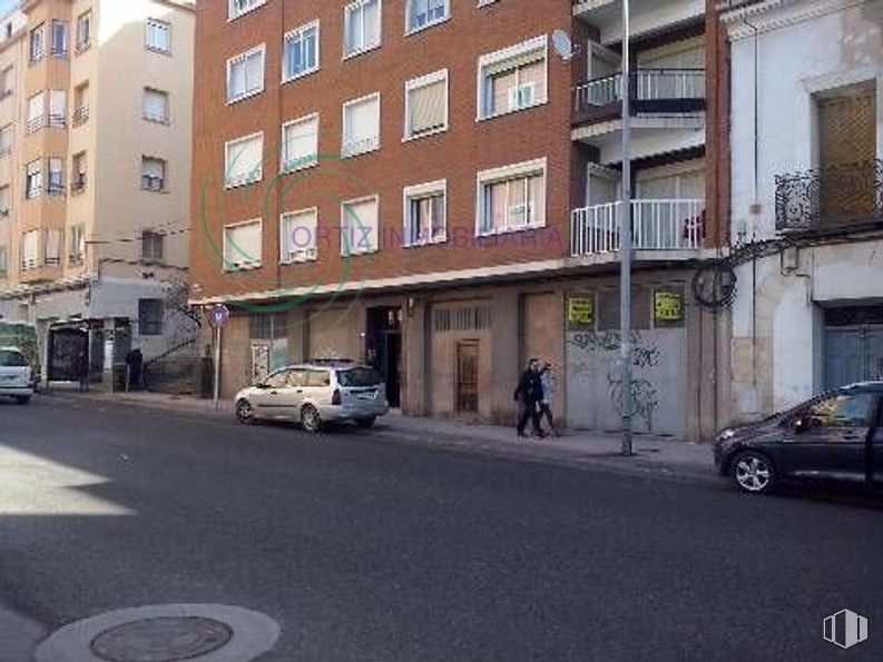 Retail for sale at Zona Parque de Santa Ana, Cuenca, 16003 with car, building, wheel, tire, land vehicle, window, vehicle, property, infrastructure and road surface around