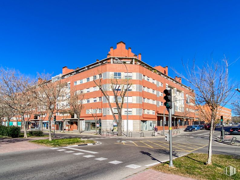 Local en alquiler en Avenida Doctor García Tapia, 161, Moratalaz, Madrid, 28030 con edificio, cielo, planta, árbol, ventana, diseño urbano, superficie de la carretera, zona residencial, fachada y condominio alrededor