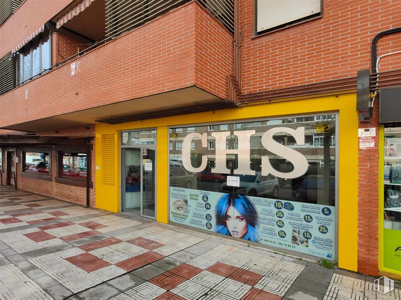 Retail for sale at Calle Manacor, 3, Humanes de Madrid, Madrid, 28970 with person, building, window, brick, sidewalk, facade, city, metropolitan area, art and brickwork around