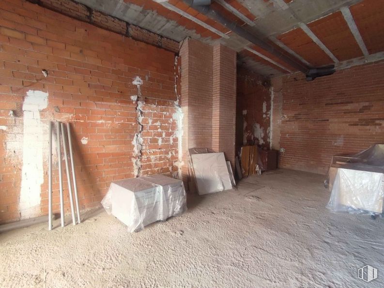 Retail for rent at Calle Alonso Quijano, Fuencarral - El Pardo, Madrid, 28034 with wood, building, interior design, house, flooring, floor, beam, hardwood, attic and ceiling around