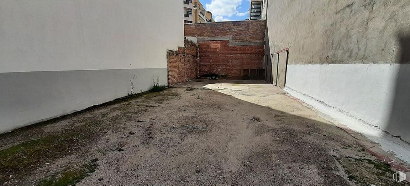 Land for sale at Centro, Getafe, Madrid, 28901 with building, road surface, cloud, asphalt, land lot, wood, building material, composite material, flooring and brick around