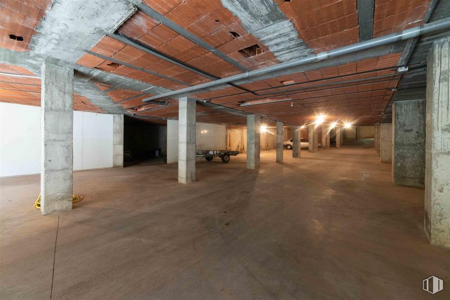 Industrial for sale at Calle Pintor Rafael Botti, Galapagar, Madrid, 28260 with wood, floor, flooring, building material, hall, beam, composite material, ceiling, fixture and concrete around