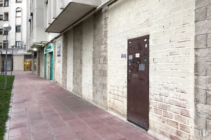 Local en alquiler en Calle Nanclares Oca, San Blas - Canillejas, Madrid, 28022 con puerta, superficie de la carretera, ladrillo, edificio, albañilería, madera, pared, suelo, asfalto y fachada alrededor