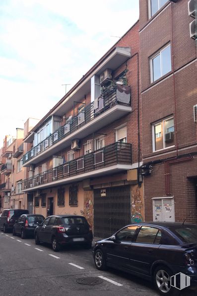 Retail for sale at Calle Papagayo, 22, Carabanchel, Madrid, 28025 with wheel, car, window, building, automotive parking light, tire, cloud, land vehicle, sky and vehicle around