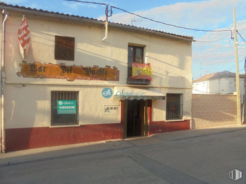 Retail for sale at Zona centro, Garcillán, Segovia, 40120 with window, building, door, property, sky, cloud, neighbourhood, facade, residential area and real estate around