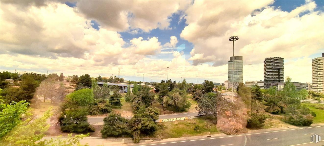 Oficina en venta en Calle Arte, Ciudad Lineal, Madrid, 28033 con edificio, nube, planta, cielo, árbol, vegetación, lote de terreno, rascacielos, cúmulo y zona residencial alrededor