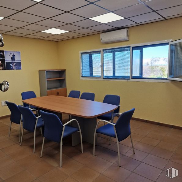 Nave en alquiler y venta en Avenida Naciones, Illescas, Toledo, 45200 con silla, mesa, mueble, ventana, edificio, interiorismo, madera, suelos, inmobiliario y techo alrededor