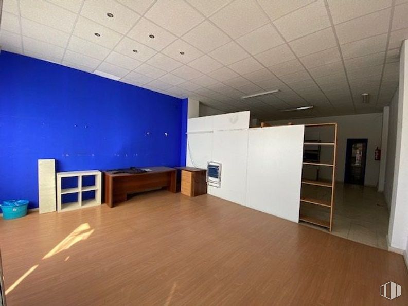 Retail for rent at Zona Reyes Católicos, Cuenca, 16003 with desk, furniture, hall, wood, interior design, flooring, floor, living room, house and hardwood around