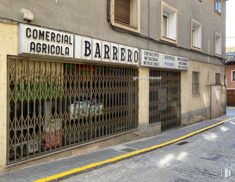 Retail for sale at Zona San Millán, Segovia, 40002 with building, window, wood, asphalt, font, facade, road surface, fixture, road and fence around