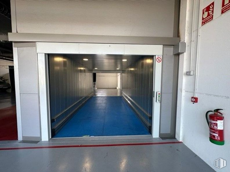 Industrial for sale & for rent at Polígono industrial Móstoles, Móstoles, Madrid, 28935 with floor, composite material, metal, machine, aluminium and steel around