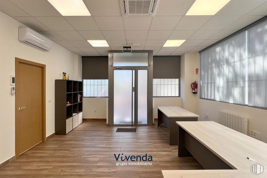 Local en venta en Zona ayuntamiento, Humanes de Madrid, Madrid, 28970 con puerta, ventana, lámpara, edificio, accesorio, madera, suelos, hall, suelo y mesa de trabajo alrededor