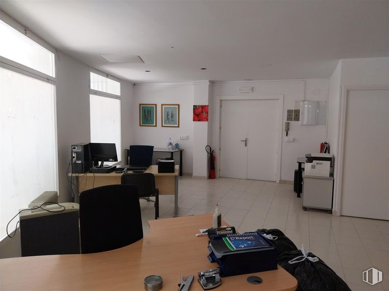 Oficina en venta en Camino de las Rejas, Coslada, Madrid, 28820 con pantalla de ordenador, puerta, silla, mesa, bolsa, escritorio, equipaje y bolsos, mesa, edificio y ventana alrededor